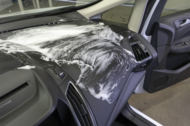 czyszczenie deski rozdzielczej w samochodzie